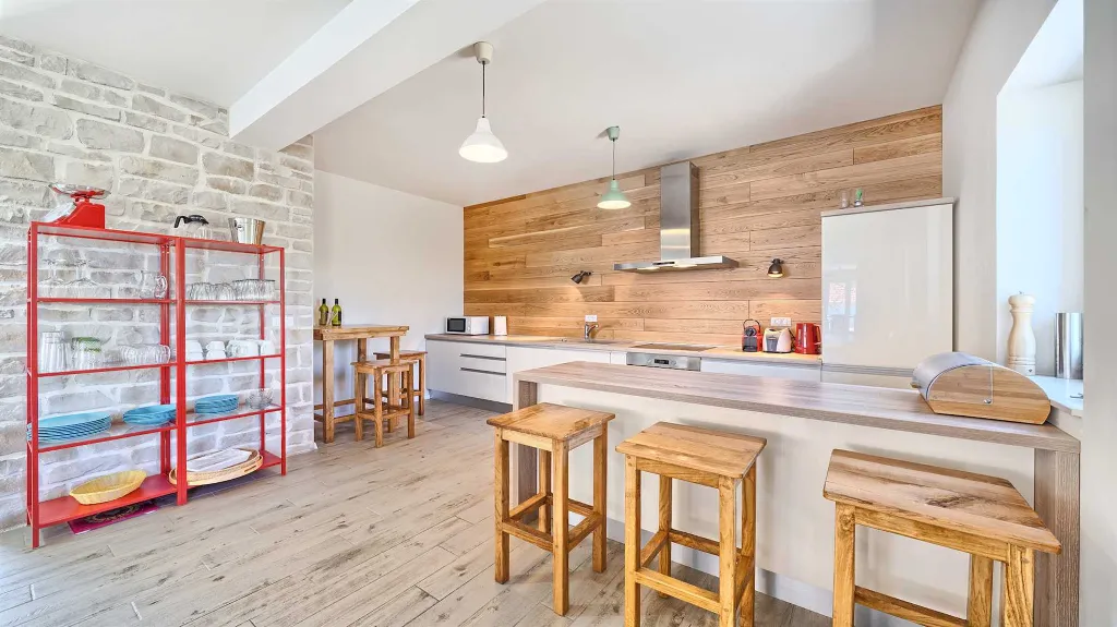 8-Bedroom Villa in Pitve for Up to 20 Guests