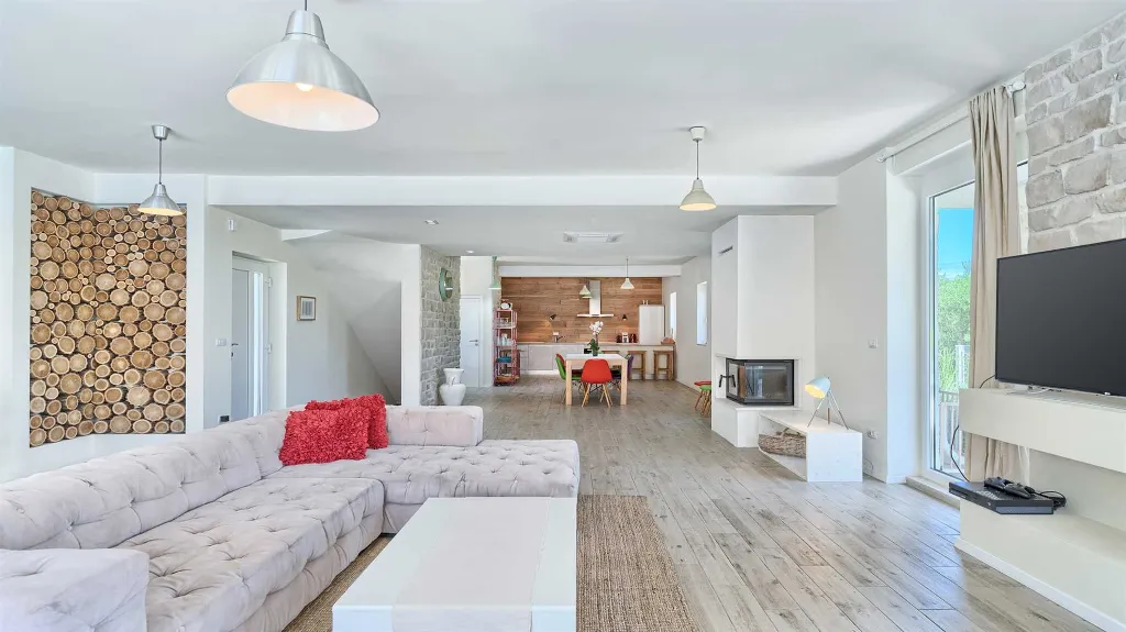8-Bedroom Villa in Pitve for Up to 20 Guests