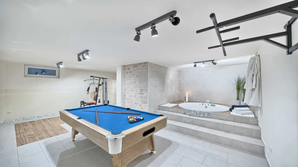 8-Bedroom Villa in Pitve for Up to 20 Guests