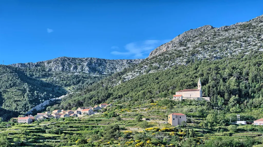 8-Bedroom Villa in Pitve for Up to 20 Guests