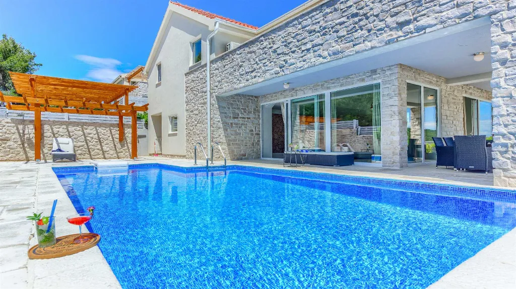 8-Bedroom Villa in Pitve for Up to 20 Guests