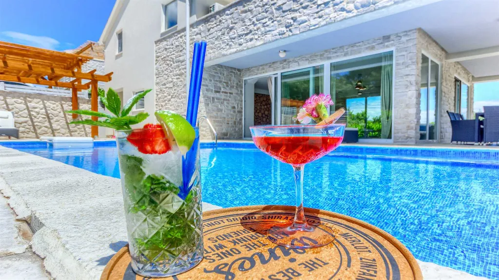 8-Bedroom Villa in Pitve for Up to 20 Guests