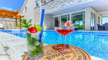 8-Bedroom Villa in Pitve for Up to 20 Guests