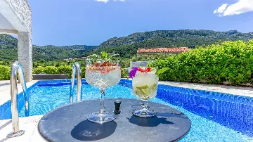 8-Bedroom Villa in Pitve for Up to 20 Guests