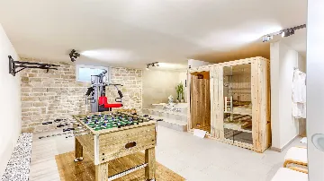 8-Bedroom Villa in Pitve for Up to 20 Guests