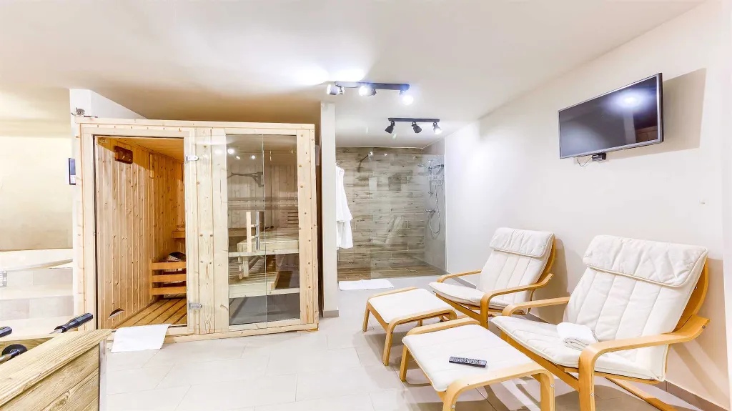 8-Bedroom Villa in Pitve for Up to 20 Guests