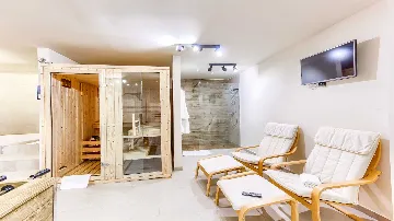 8-Bedroom Villa in Pitve for Up to 20 Guests