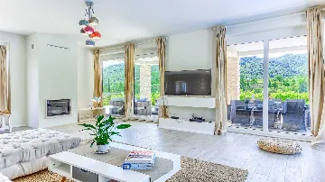 8-Bedroom Villa in Pitve for Up to 20 Guests