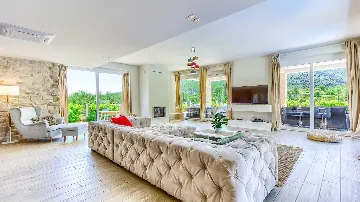 8-Bedroom Villa in Pitve for Up to 20 Guests