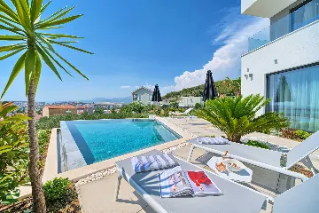 Podstrana Villa with Private Pool for 10 Guests