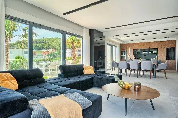 Podstrana Villa with Private Pool for 10 Guests