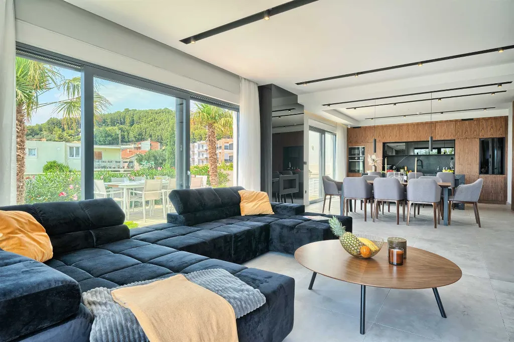 Podstrana Villa with Private Pool for 10 Guests