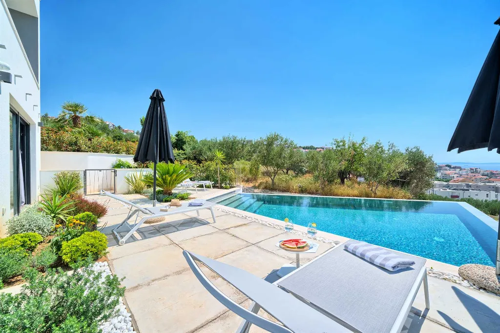 Podstrana Villa with Private Pool for 10 Guests