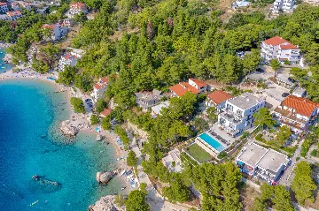 9-Bedroom Villa in Brela for 18 Guests
