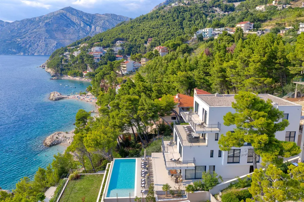 9-Bedroom Villa in Brela for 18 Guests