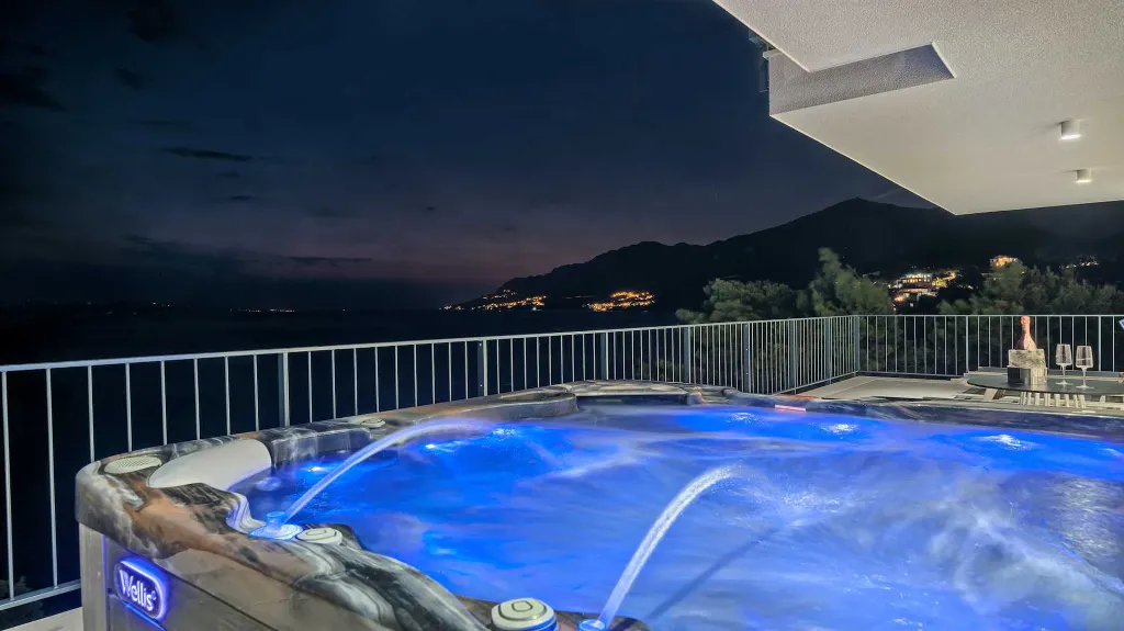 9-Bedroom Villa in Brela for 18 Guests