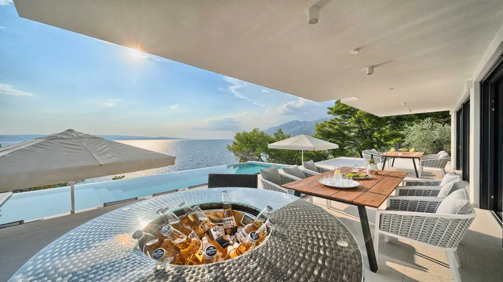 9-Bedroom Villa in Brela for 18 Guests