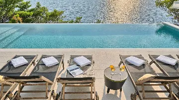 9-Bedroom Villa in Brela for 18 Guests