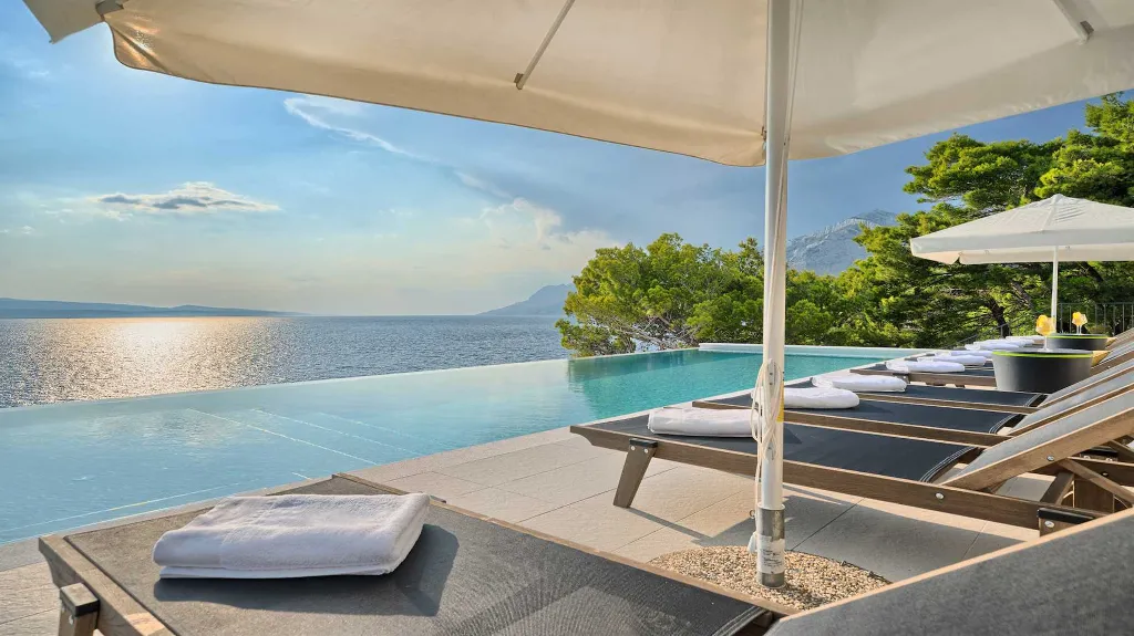 9-Bedroom Villa in Brela for 18 Guests