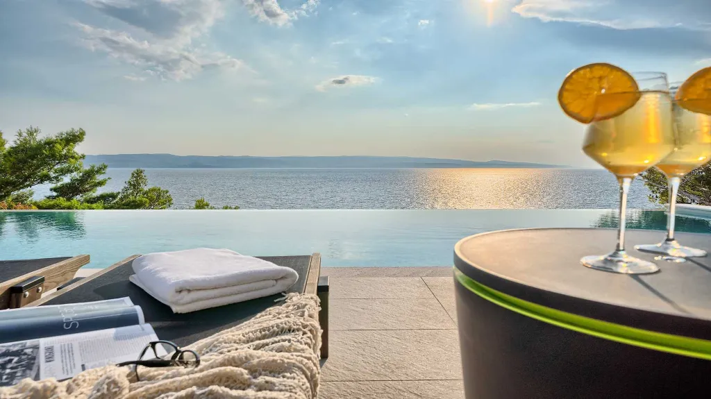 9-Bedroom Villa in Brela for 18 Guests