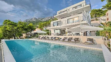 9-Bedroom Villa in Brela for 18 Guests