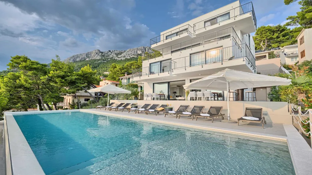 9-Bedroom Villa in Brela for 18 Guests