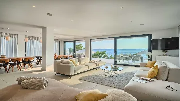 9-Bedroom Villa in Brela for 18 Guests