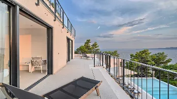 9-Bedroom Villa in Brela for 18 Guests