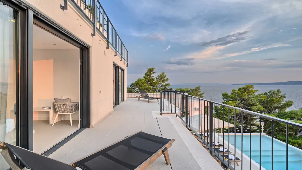 9-Bedroom Villa in Brela for 18 Guests