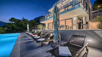 9-Bedroom Villa in Brela for 18 Guests