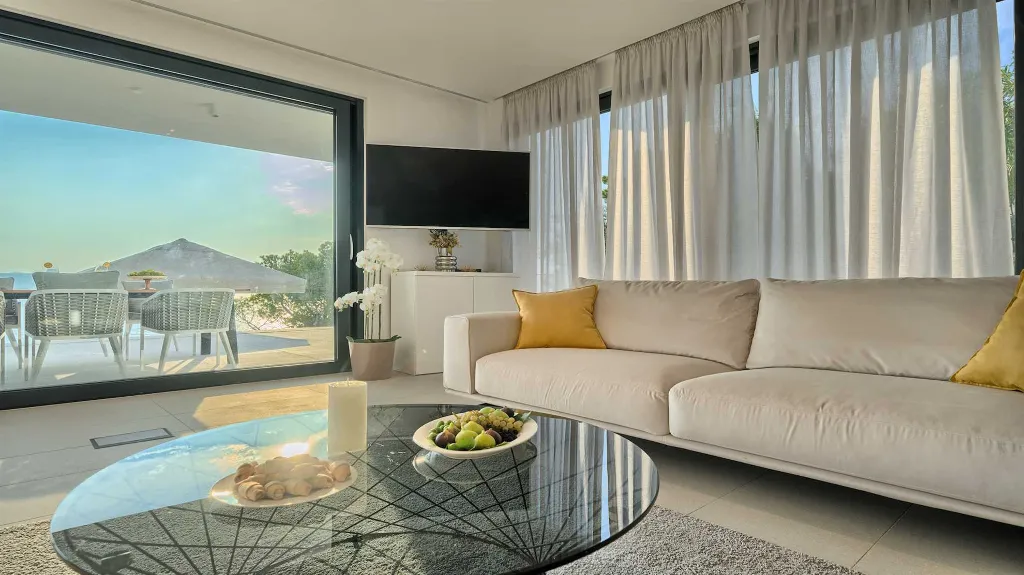 9-Bedroom Villa in Brela for 18 Guests