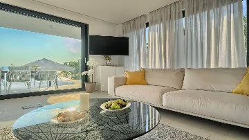 9-Bedroom Villa in Brela for 18 Guests