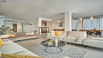 9-Bedroom Villa in Brela for 18 Guests