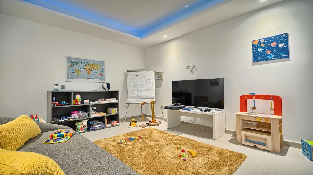 9-Bedroom Villa in Brela for 18 Guests