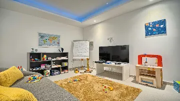 9-Bedroom Villa in Brela for 18 Guests