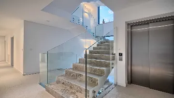 9-Bedroom Villa in Brela for 18 Guests