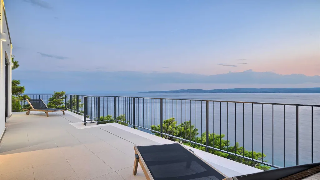 9-Bedroom Villa in Brela for 18 Guests