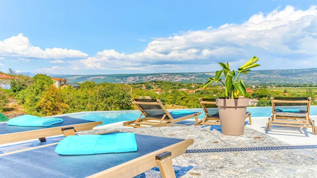 Villa in Zmijavci with Heated Pool for Up to 12