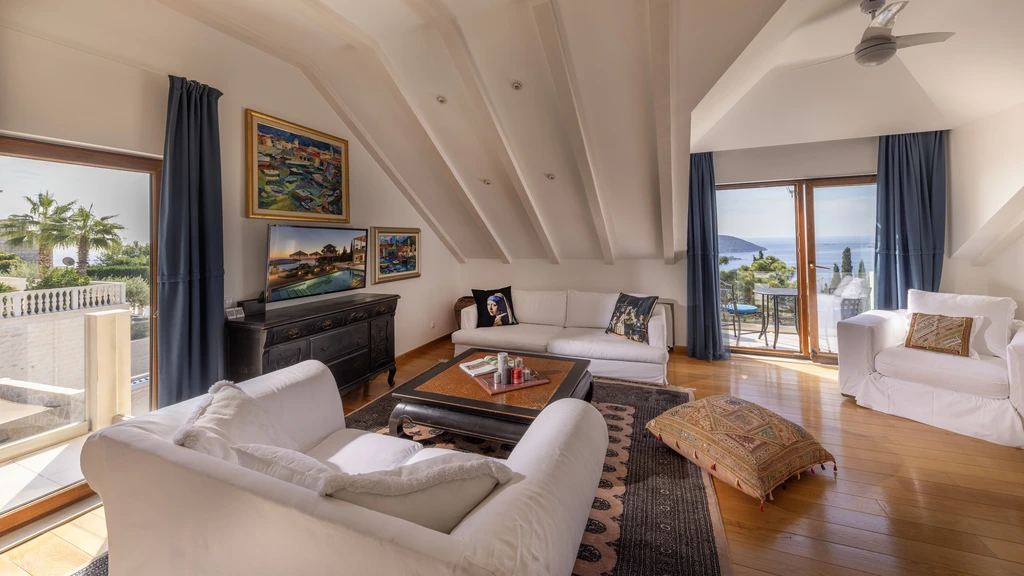 Orašac 7-Bedroom Villa with Heated Pool & Sea Views