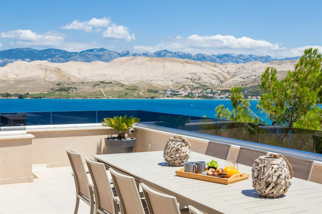 Villa in Pag for up to 14 Guests with 7 Bedrooms
