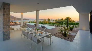 Villa for 8 Guests with Heated Pool in Primošten