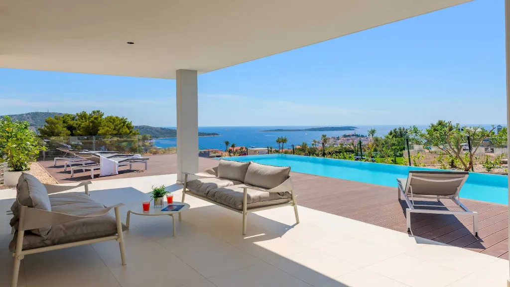 Villa for 8 Guests with Heated Pool in Primošten
