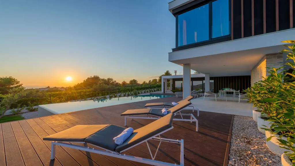 Villa for 8 Guests with Heated Pool in Primošten