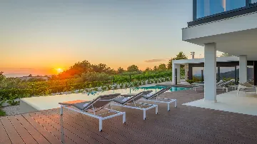 Villa for 8 Guests with Heated Pool in Primošten