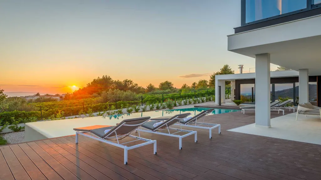 Villa for 8 Guests with Heated Pool in Primošten