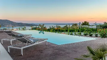 Villa for 8 Guests with Heated Pool in Primošten