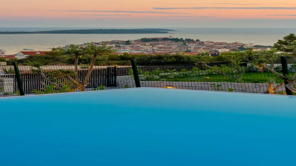 Villa for 8 Guests with Heated Pool in Primošten