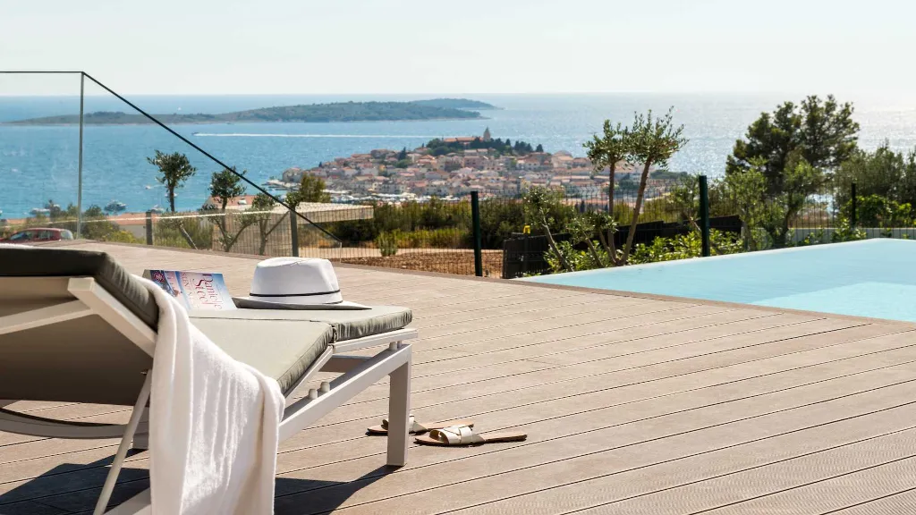 Villa for 8 Guests with Heated Pool in Primošten