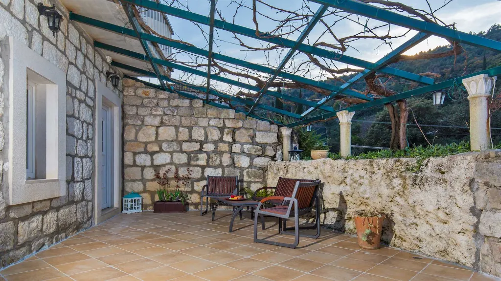 4-Bedroom Villa in Knežica for Up to 8 Guests