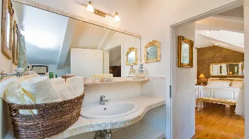 4-Bedroom Villa in Knežica for Up to 8 Guests